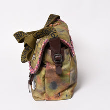 Load image into Gallery viewer, 極美品 CHANEL シャネル エンブロイダリー メッセンジャーバッグ 21番台 A92790 グラフィティ カーキ ココマーク 中古 4a003390