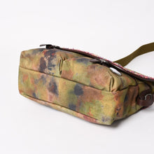 Load image into Gallery viewer, 極美品 CHANEL シャネル エンブロイダリー メッセンジャーバッグ 21番台 A92790 グラフィティ カーキ ココマーク 中古 4a003390