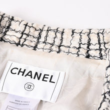 画像をギャラリービューアに読み込む, CHANEL シャネル ツイード テーラードジャケット P27798V17631 サイズ36 ココマーク シングル ホワイト ブラック 美品 中古 4a002639