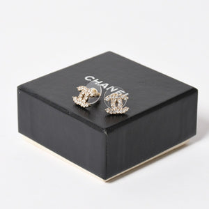 Very good condition CHANEL Coco mark earrings Weight approx. 2.61g Engraved unclear Rhinestone Metal GP Clear Gold For both ears Used 4a003134