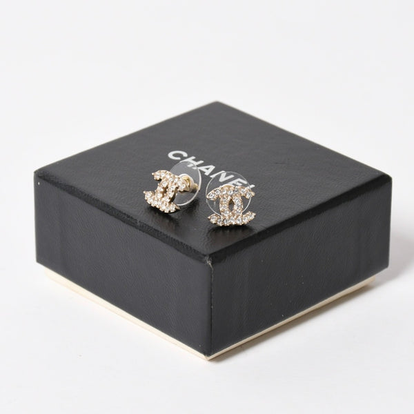 Very good condition CHANEL Coco mark earrings Weight approx. 2.61g Engraved unclear Rhinestone Metal GP Clear Gold For both ears Used 4a003134