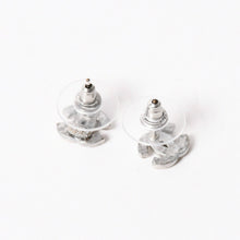 画像をギャラリービューアに読み込む, 極美品 CHANEL シャネル ココマーク ピアス 重量約1.58g 06A刻印 ラインストーン メタル シルバー クリア 両耳用 中古 4a003135
