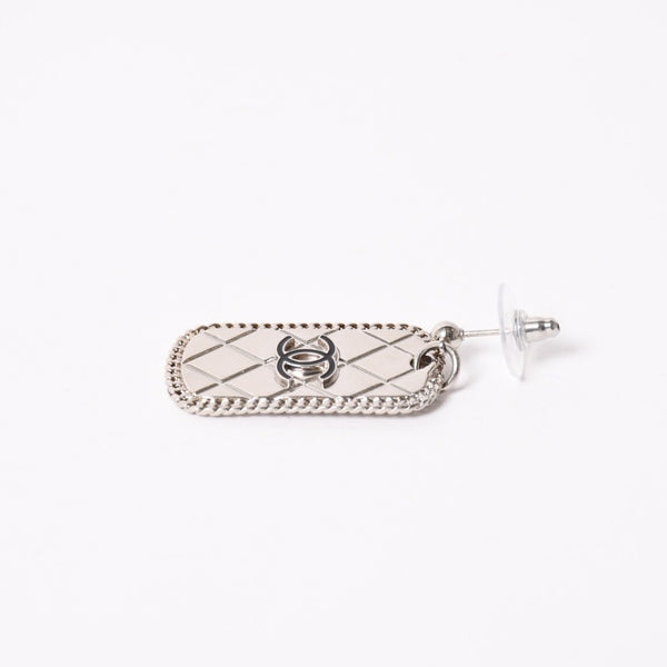 Very Good Condition CHANEL Coco Mark Drop Earrings Accessories Weight Approximately 13.20g 09P Stamp Matelasse Silver Binaural Used 4a003130