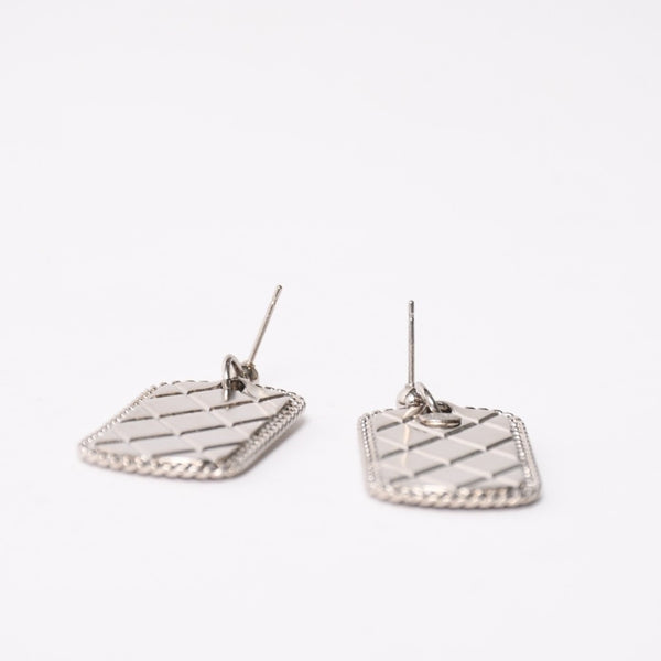 Very Good Condition CHANEL Coco Mark Drop Earrings Accessories Weight Approximately 13.20g 09P Stamp Matelasse Silver Binaural Used 4a003130