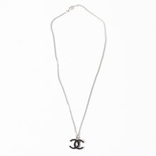 Load image into Gallery viewer, CHANEL シャネル ココマーク ネックレス 重量約5.11g 06V刻印 全長約43cm メタル シルバー ブラック 美品 中古 4a003146