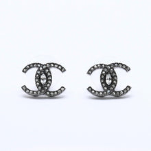 画像をギャラリービューアに読み込む, CHANEL シャネル ココマーク ピアス 重量約3.53g L21K刻印 ラインストーン メタル ガンメタ クリア 両耳用 美品 中古 4a003138