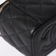 Load image into Gallery viewer, 極美品 CHANEL シャネル ミニバニティ チェーンショルダーバッグ ランダム番台 ココマーク ハート キャビアスキン ブラック 中古 4a003088