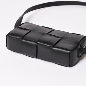 極美品 BOTTEGA VENETA ボッテガヴェネタ カセットショルダーバッグ イントレチャート ミニウォレット ラムスキン レザー ブラック ゴールド金具 中古 4a003228