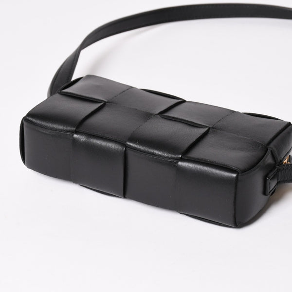 極美品 BOTTEGA VENETA ボッテガヴェネタ カセットショルダーバッグ イントレチャート ミニウォレット ラムスキン レザー ブラック ゴールド金具 中古 4a003228