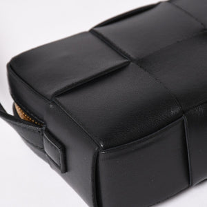 極美品 BOTTEGA VENETA ボッテガヴェネタ カセットショルダーバッグ イントレチャート ミニウォレット ラムスキン レザー ブラック ゴールド金具 中古 4a003228