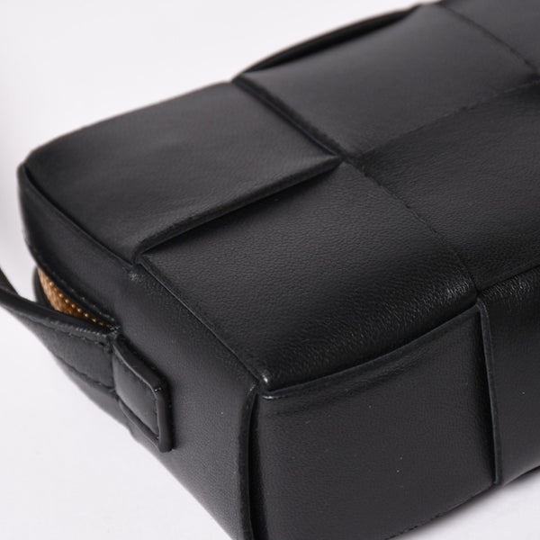 極美品 BOTTEGA VENETA ボッテガヴェネタ カセットショルダーバッグ イントレチャート ミニウォレット ラムスキン レザー ブラック ゴールド金具 中古 4a003228