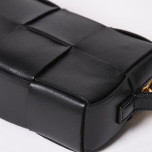 極美品 BOTTEGA VENETA ボッテガヴェネタ カセットショルダーバッグ イントレチャート ミニウォレット ラムスキン レザー ブラック ゴールド金具 中古 4a003228