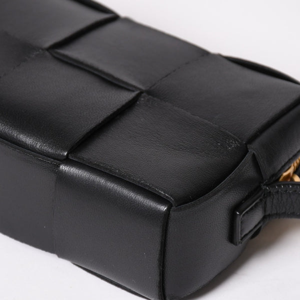 極美品 BOTTEGA VENETA ボッテガヴェネタ カセットショルダーバッグ イントレチャート ミニウォレット ラムスキン レザー ブラック ゴールド金具 中古 4a003228