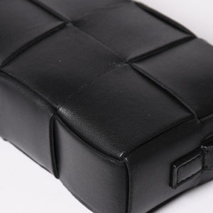 極美品 BOTTEGA VENETA ボッテガヴェネタ カセットショルダーバッグ イントレチャート ミニウォレット ラムスキン レザー ブラック ゴールド金具 中古 4a003228