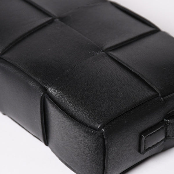 極美品 BOTTEGA VENETA ボッテガヴェネタ カセットショルダーバッグ イントレチャート ミニウォレット ラムスキン レザー ブラック ゴールド金具 中古 4a003228