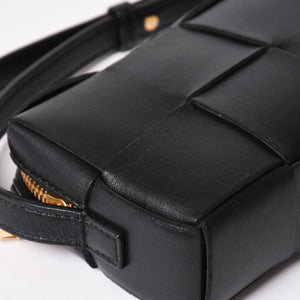 極美品 BOTTEGA VENETA ボッテガヴェネタ カセットショルダーバッグ イントレチャート ミニウォレット ラムスキン レザー ブラック ゴールド金具 中古 4a003228