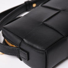 画像をギャラリービューアに読み込む, 極美品 BOTTEGA VENETA ボッテガヴェネタ カセットショルダーバッグ イントレチャート ミニウォレット ラムスキン レザー ブラック ゴールド金具 中古 4a003228