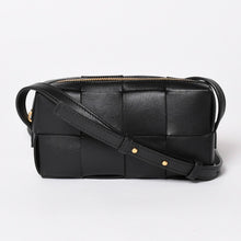 画像をギャラリービューアに読み込む, 極美品 BOTTEGA VENETA ボッテガヴェネタ カセットショルダーバッグ イントレチャート ミニウォレット ラムスキン レザー ブラック ゴールド金具 中古 4a003228