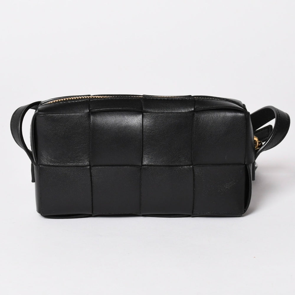 極美品 BOTTEGA VENETA ボッテガヴェネタ カセットショルダーバッグ イントレチャート ミニウォレット ラムスキン レザー ブラック ゴールド金具 中古 4a003228