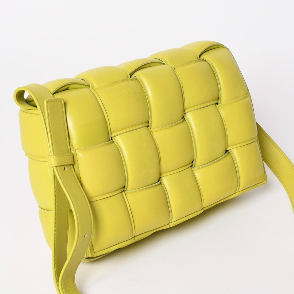 極美品 BOTTEGAVENETA ボッテガヴェネタ PADDED CASSETTE パデッド カセット ショルダーバッグ 591970 ライムグリーン 中古 4a003222