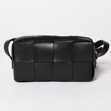 画像をギャラリービューアに読み込む, 極美品 BOTTEGA VENETA ボッテガヴェネタ カセットショルダーバッグ イントレチャート ミニウォレット ラムスキン レザー ブラック ゴールド金具 中古 4a003228