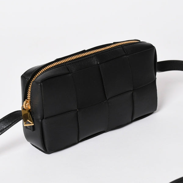 極美品 BOTTEGA VENETA ボッテガヴェネタ カセットショルダーバッグ イントレチャート ミニウォレット ラムスキン レザー ブラック ゴールド金具 中古 4a003228