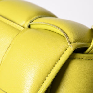 極美品 BOTTEGAVENETA ボッテガヴェネタ PADDED CASSETTE パデッド カセット ショルダーバッグ 591970 ライムグリーン 中古 4a003222