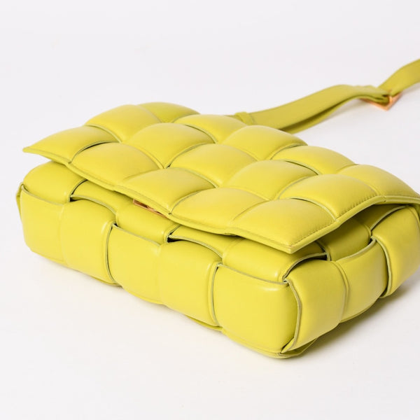 極美品 BOTTEGAVENETA ボッテガヴェネタ PADDED CASSETTE パデッド カセット ショルダーバッグ 591970 ライムグリーン 中古 4a003222