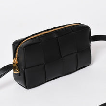 画像をギャラリービューアに読み込む, 極美品 BOTTEGA VENETA ボッテガヴェネタ カセットショルダーバッグ イントレチャート ミニウォレット ラムスキン レザー ブラック ゴールド金具 中古 4a003228
