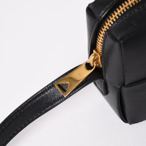 極美品 BOTTEGA VENETA ボッテガヴェネタ カセットショルダーバッグ イントレチャート ミニウォレット ラムスキン レザー ブラック ゴールド金具 中古 4a003228