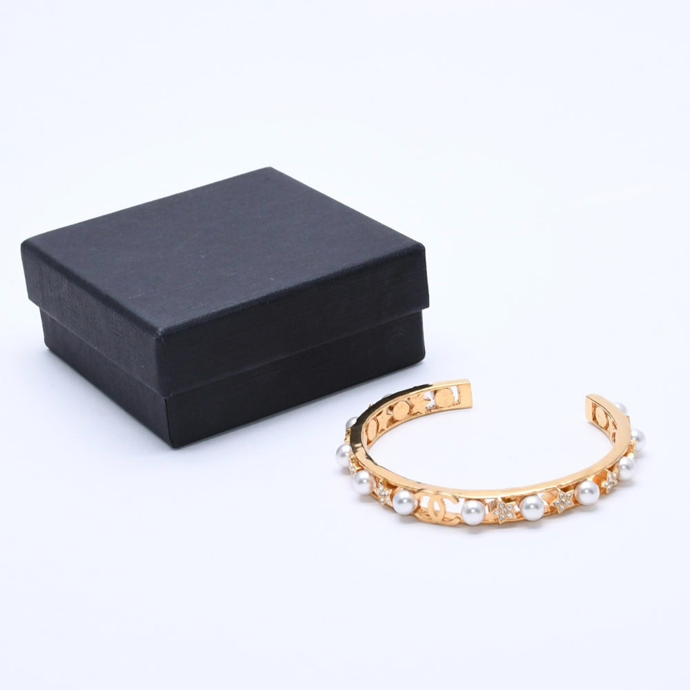 極美品 CHANEL シャネル ココマーク バングル フェイクパール ゴールド メタル GP フェイクパール ラインストーン I20A 中古 4a003202