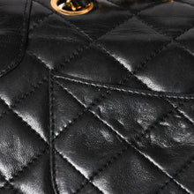 Load image into Gallery viewer, CHANEL シャネル パリ限定マトラッセチェーンショルダーバッグ Wフラップ ラムスキン ブラック SV×GD金具 2番台 ココマーク 美品 中古 4a003277