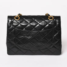 Load image into Gallery viewer, CHANEL シャネル パリ限定マトラッセチェーンショルダーバッグ Wフラップ ラムスキン ブラック SV×GD金具 2番台 ココマーク 美品 中古 4a003277