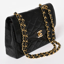 Load image into Gallery viewer, CHANEL シャネル パリ限定マトラッセチェーンショルダーバッグ Wフラップ ラムスキン ブラック SV×GD金具 2番台 ココマーク 美品 中古 4a003277