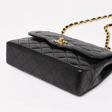 Load image into Gallery viewer, CHANEL シャネル パリ限定マトラッセチェーンショルダーバッグ Wフラップ ラムスキン ブラック SV×GD金具 2番台 ココマーク 美品 中古 4a003277