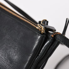 Load image into Gallery viewer, CELINE セリーヌ スモールトリオ Shoulder Bag ショルダーバッグ ブラック ゴールド金具 レザー 美品 中古 4a003012