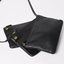 Load image into Gallery viewer, CELINE セリーヌ スモールトリオ Shoulder Bag ショルダーバッグ ブラック ゴールド金具 レザー 美品 中古 4a003012