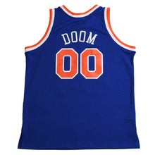 画像をギャラリービューアに読み込む, 新品同様 Mitchell&amp;Ness ミッチェルアンドネス MF DOOM 1971-2020 ニューヨークニックス スウィングマンユニフォーム Lサイズ オレンジ ブルー 中古 4a002302