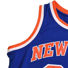 画像をギャラリービューアに読み込む, 新品同様 Mitchell&amp;Ness ミッチェルアンドネス MF DOOM 1971-2020 ニューヨークニックス スウィングマンユニフォーム Lサイズ オレンジ ブルー 中古 4a002302
