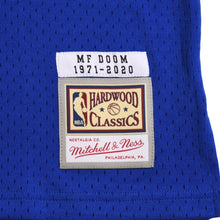 画像をギャラリービューアに読み込む, 新品同様 Mitchell&amp;Ness ミッチェルアンドネス MF DOOM 1971-2020 ニューヨークニックス スウィングマンユニフォーム Lサイズ オレンジ ブルー 中古 4a002302