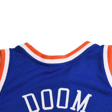 画像をギャラリービューアに読み込む, 新品同様 Mitchell&amp;Ness ミッチェルアンドネス MF DOOM 1971-2020 ニューヨークニックス スウィングマンユニフォーム Lサイズ オレンジ ブルー 中古 4a002302