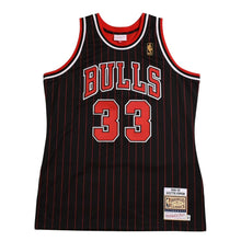画像をギャラリービューアに読み込む, 新品同様 Mitchell&amp;Ness ミッチェルアンドネス シカゴブルズ スコッティピッペン 1996-97 オルタネイトスウィングマンジャージ サイズL レッド ブラック 中古 4a002214