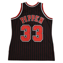 画像をギャラリービューアに読み込む, 新品同様 Mitchell&amp;Ness ミッチェルアンドネス シカゴブルズ スコッティピッペン 1996-97 オルタネイトスウィングマンジャージ サイズL レッド ブラック 中古 4a002214