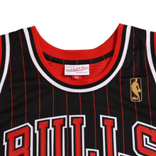 画像をギャラリービューアに読み込む, 新品同様 Mitchell&amp;Ness ミッチェルアンドネス シカゴブルズ スコッティピッペン 1996-97 オルタネイトスウィングマンジャージ サイズL レッド ブラック 中古 4a002214