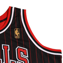 画像をギャラリービューアに読み込む, 新品同様 Mitchell&amp;Ness ミッチェルアンドネス シカゴブルズ スコッティピッペン 1996-97 オルタネイトスウィングマンジャージ サイズL レッド ブラック 中古 4a002214