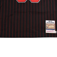 画像をギャラリービューアに読み込む, 新品同様 Mitchell&amp;Ness ミッチェルアンドネス シカゴブルズ スコッティピッペン 1996-97 オルタネイトスウィングマンジャージ サイズL レッド ブラック 中古 4a002214