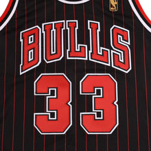 画像をギャラリービューアに読み込む, 新品同様 Mitchell&amp;Ness ミッチェルアンドネス シカゴブルズ スコッティピッペン 1996-97 オルタネイトスウィングマンジャージ サイズL レッド ブラック 中古 4a002214