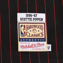 画像をギャラリービューアに読み込む, 新品同様 Mitchell&amp;Ness ミッチェルアンドネス シカゴブルズ スコッティピッペン 1996-97 オルタネイトスウィングマンジャージ サイズL レッド ブラック 中古 4a002214