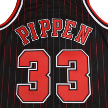 画像をギャラリービューアに読み込む, 新品同様 Mitchell&amp;Ness ミッチェルアンドネス シカゴブルズ スコッティピッペン 1996-97 オルタネイトスウィングマンジャージ サイズL レッド ブラック 中古 4a002214
