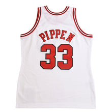 画像をギャラリービューアに読み込む, 新品同様 Mitchell&amp;Ness ミッチェルアンドネス シカゴブルズ スコッティピッペン 1997-98 オーセンティックジャージ サイズL ホワイト レッド 中古 4a002223